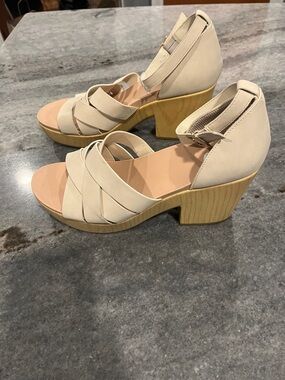 Women’s DR SchollsCream Strappy Block Heel Sandals size 11